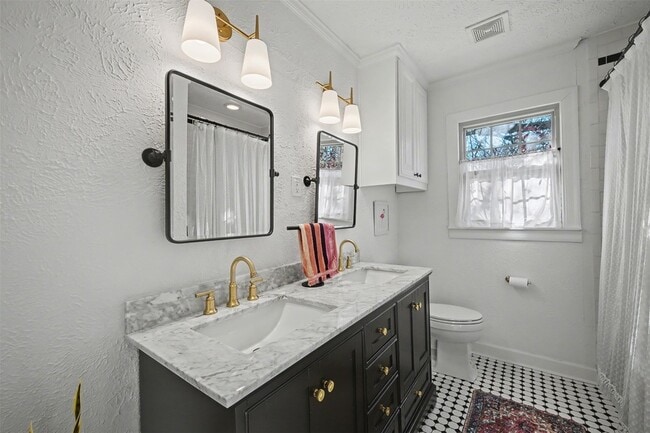 Building Photo - 2100 Daisy Ln