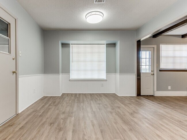Building Photo - 3 Bed 2 Bath 2 Car Garage in Shawnee!