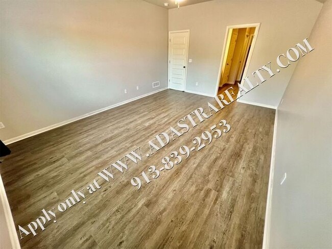 Building Photo - Like New Ranch in Spring Hill-Available in...