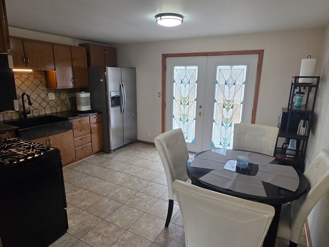 Building Photo - Updated 3 bedroom Kenosha home