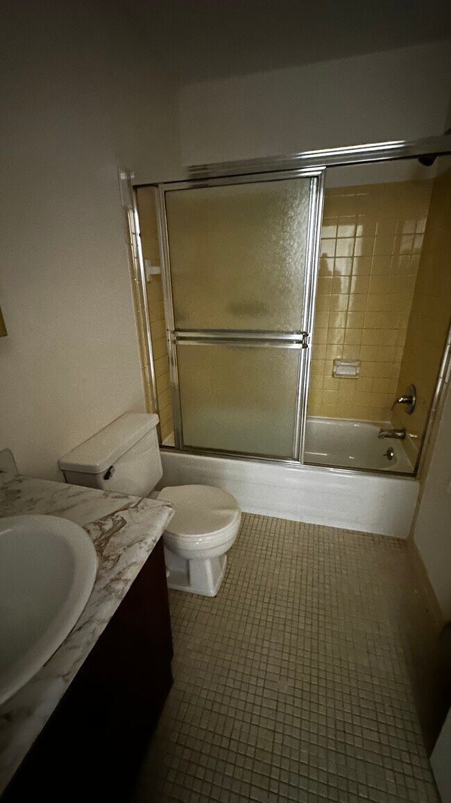 Building Photo - 1101 Bromley Est