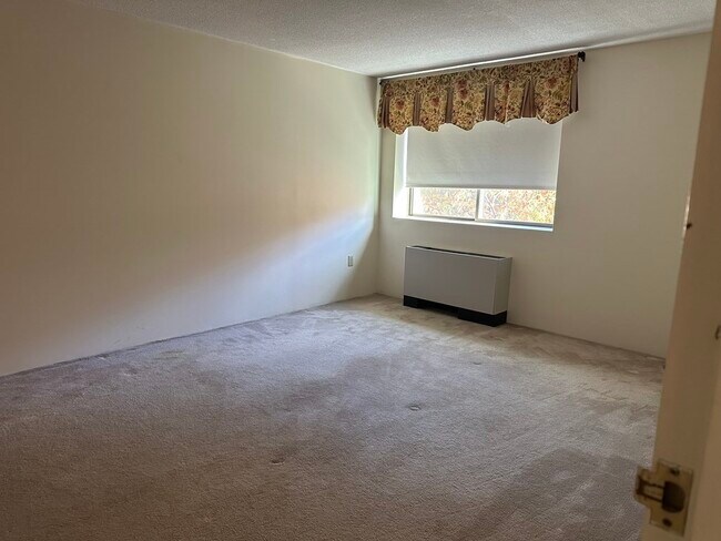 Building Photo - 2 Summit Dr