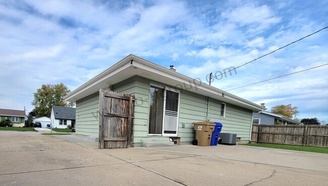 Building Photo - Great Location!