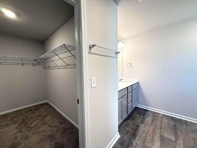 Building Photo - *** Promotion -- Sign lease by January 15 and receive $1000 off first months rent!!  Modern Comfo...