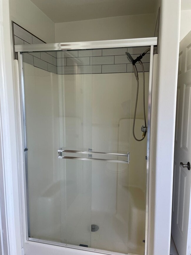 Building Photo - Stunning 3 Bedroom 2 Bath Home- Located in Friendly Central Point-Over 1600 Sq. Ft.