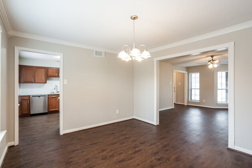 Building Photo - 501 Hunters Ln