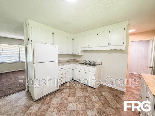 Building Photo - 910 Holloman St
