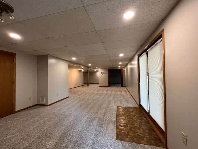 Building Photo - 3 Bedroom With 4th Non-Conforming In Diamo...