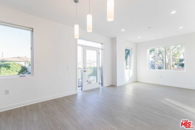 Building Photo - 843 Wilcox Ave