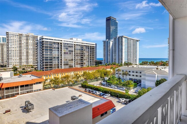 Building Photo - 3113 S Ocean Dr