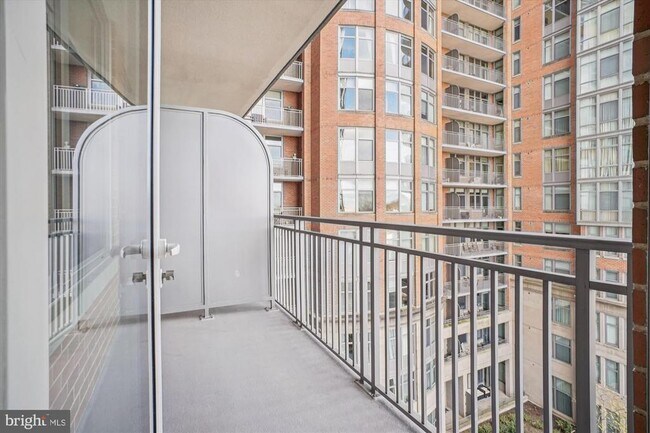 Building Photo - 8220 Crestwood Heights Dr