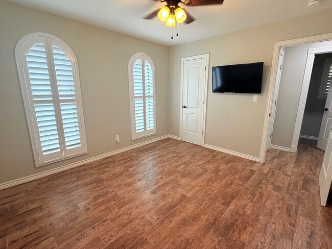 Building Photo - 8814 Holiday Dr
