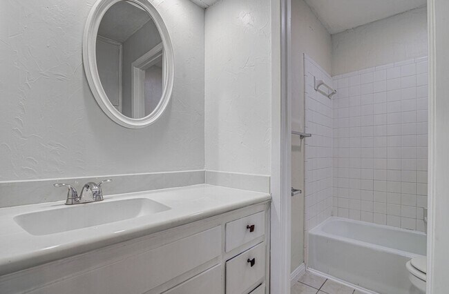 Building Photo - 1807 Briar Hill Dr