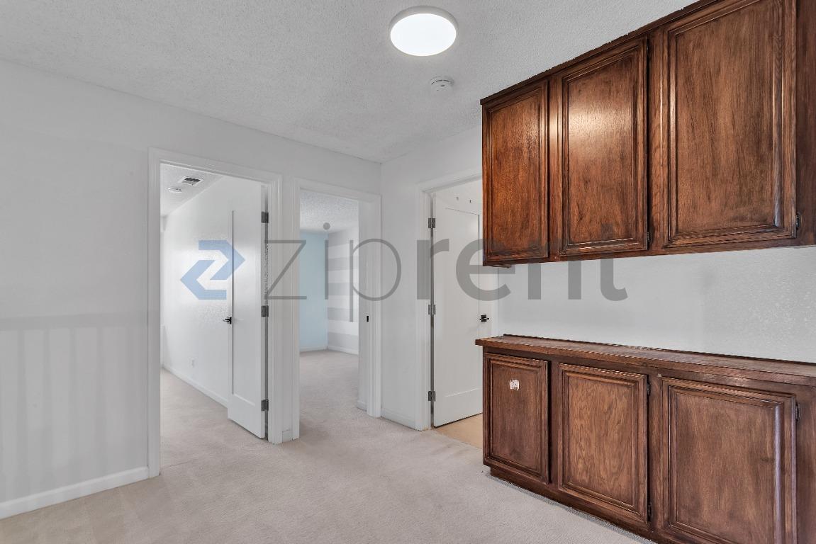 Building Photo - Unit