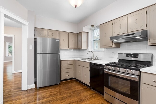 Building Photo - 4914 Tholozan Ave