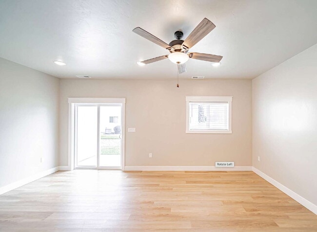 Building Photo - END UNIT TOWNHOME!!