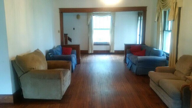 Building Photo - 5 BD/2BA Home next to Kirkwood with fenced...