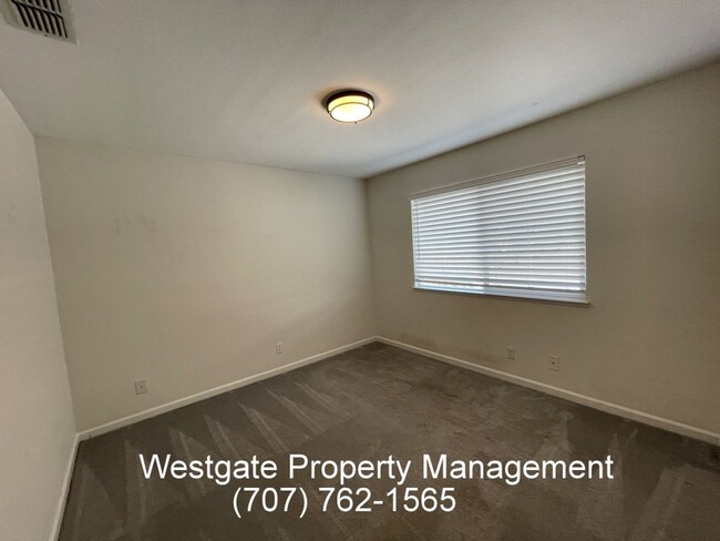 Building Photo - 1453 Woodside Cir