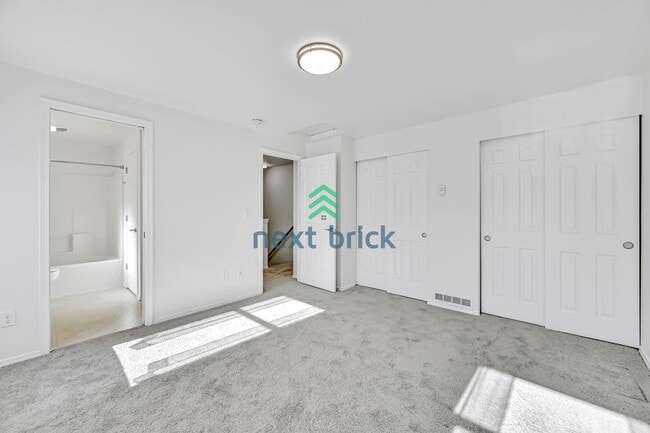 Building Photo - 2 BED & 1.5 BATH TOWNHOUSE FOR RENT