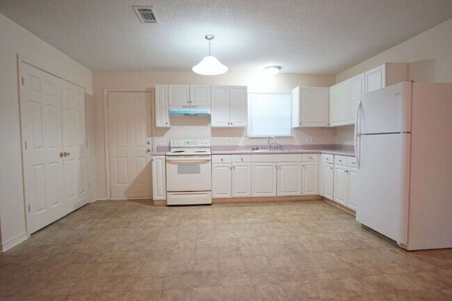 Building Photo - Pace 3BR Patio Home with Fenced Backyard & Open Floor Plan