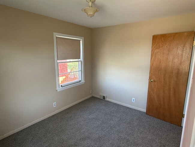 Building Photo - 2 Bedroom, 1 Bath Home for Rent