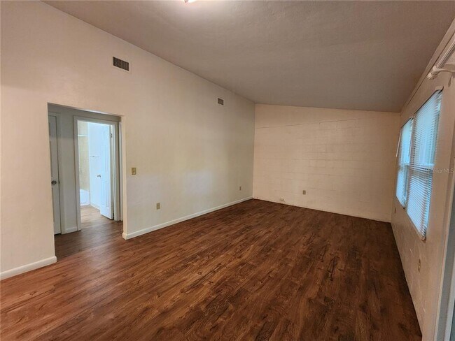 Building Photo - 206 NE 7th Pl