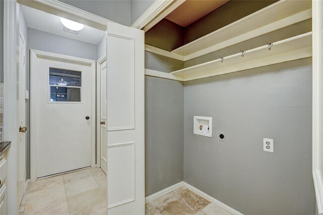 Building Photo - 6325 Glenbrook Ct