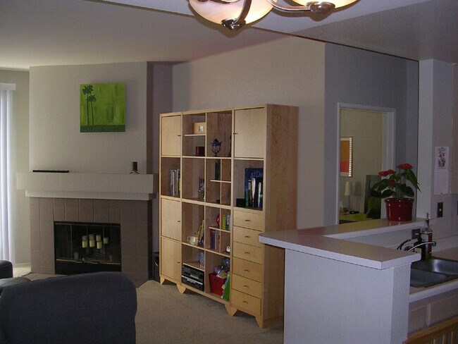 Building Photo - 1950 Camino de la Reina