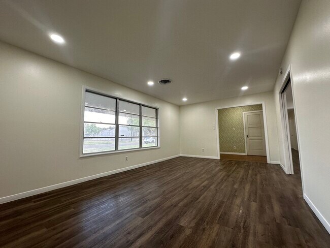 Building Photo - 711 E Locust Ave