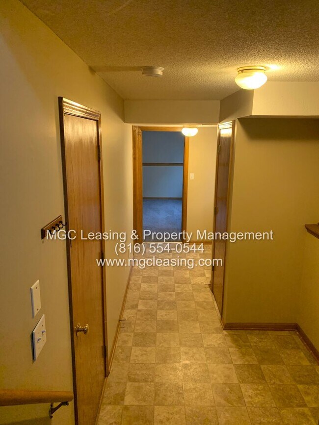 Building Photo - A Bright, Comfortable Split-Level Home in a Convenient Raymore Location - Available April 24