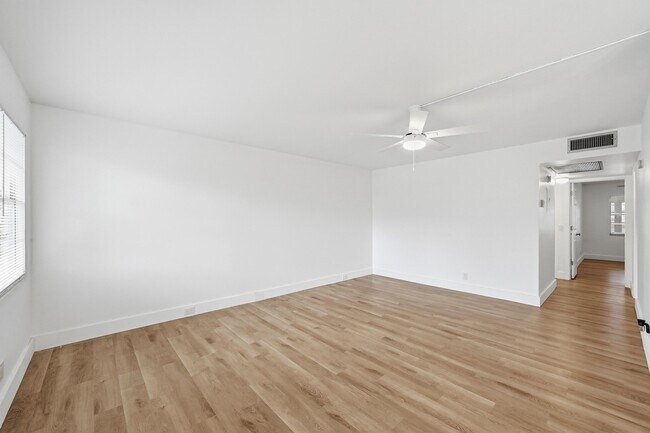Building Photo - 1043 Cornwall C