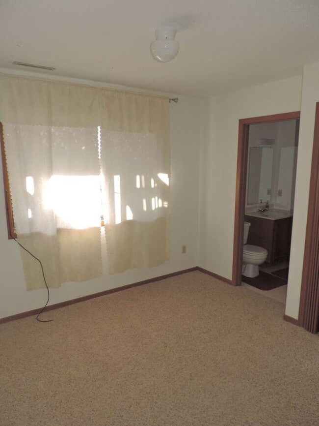 Building Photo - $1425 | 2 Bedroom + Den, 2.5 Bathroom TOWN...