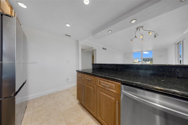 Building Photo - 720 Collins Ave