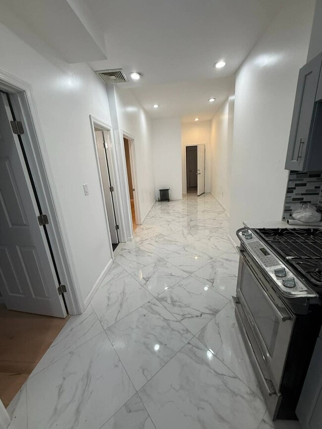 Building Photo - 246-04 Jericho Tpke