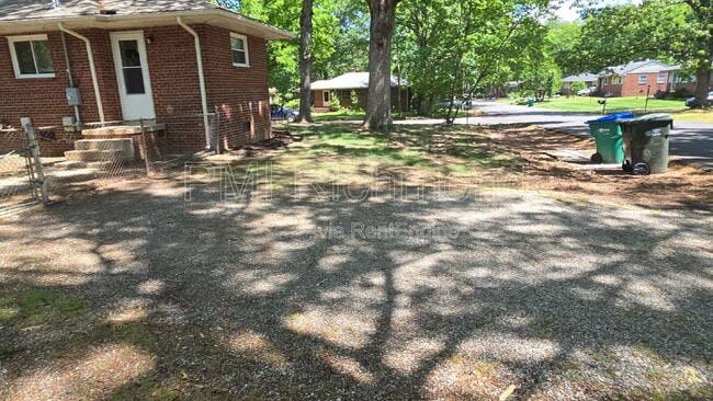Building Photo - 924 Pierpont Rd
