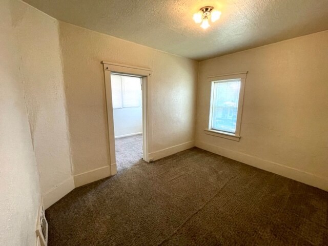 Building Photo - 206 E 400 N