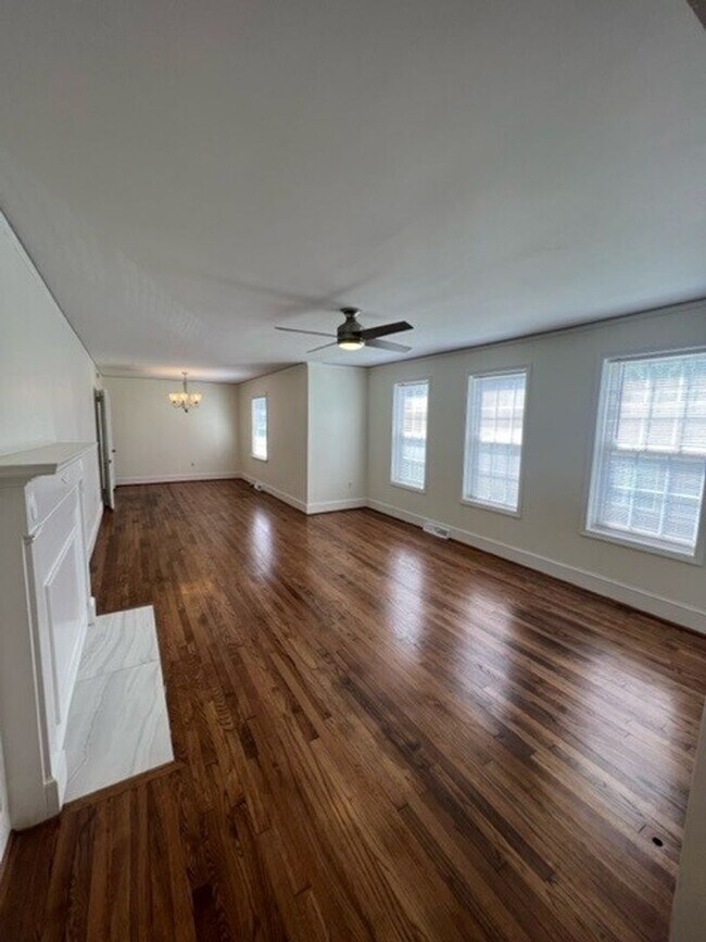 Building Photo - 3 Bedroom 1.5 Bath Home Family Room, Living Room and Dining Room! - Eastside of Greenville