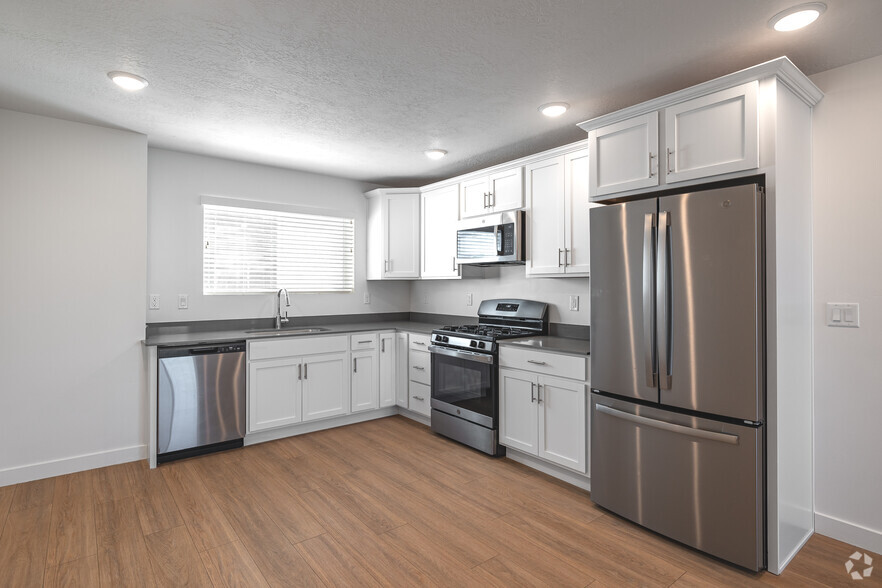 3BR, 3BA - 1,580SF - Kitchen - DC Townhomes