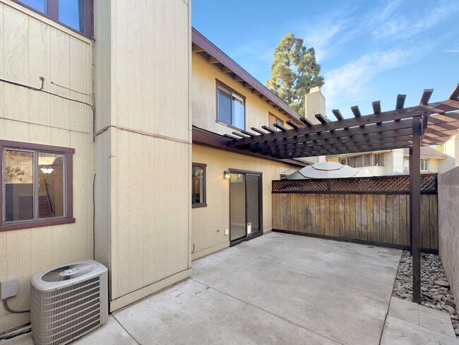 Building Photo - Great 3B/2BA Townhome in Vista!