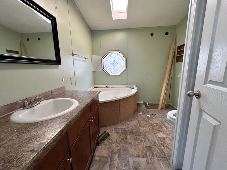 Building Photo - 3 Hartland St N