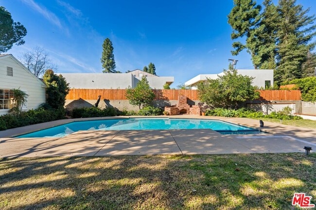 Building Photo - 17117 Weddington St