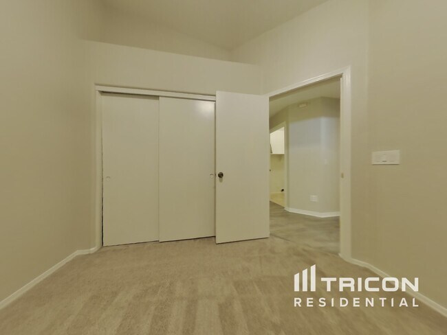 Building Photo - 3921 N 125th Dr
