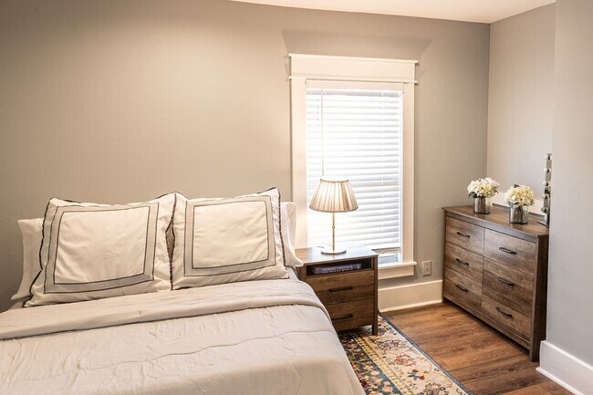 Building Photo - 1515 1/2 S Carson Ave