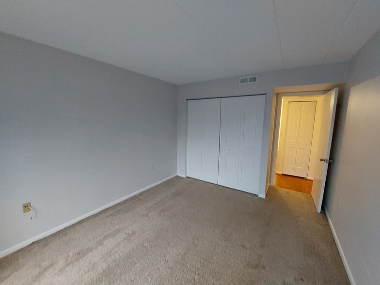 Building Photo - 100 Roberts Ln