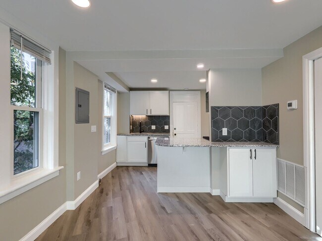 Building Photo - 612 N 2nd St