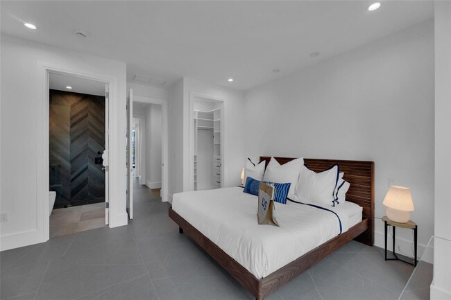 Building Photo - 1730 SE 13th St