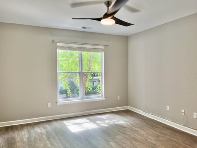 Building Photo - Large and quiet 1 BR 1 BA overlooking cour...