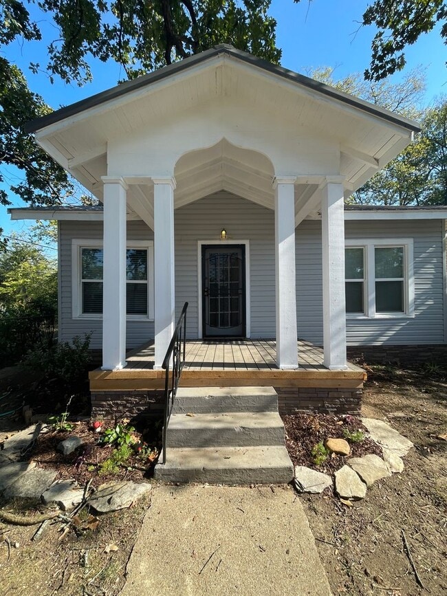 Primary Photo - 2 bedroom, 1 bathroom home located in the ...