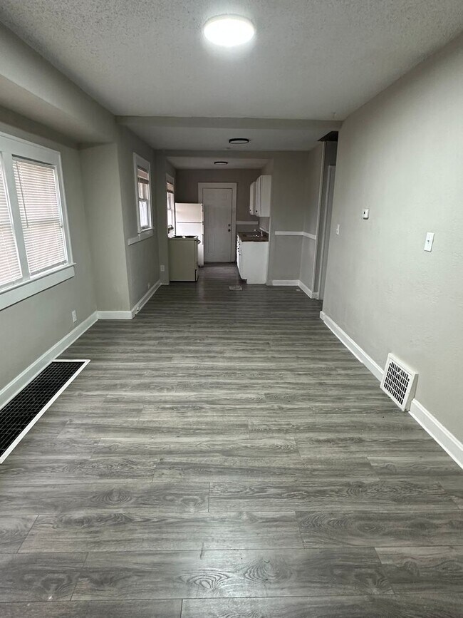 Building Photo - 3 bedrooms 1 Full bathroom. The house is v...