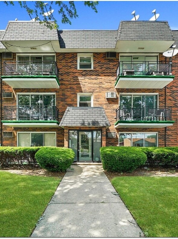 Building Photo - 3760 W 120th St